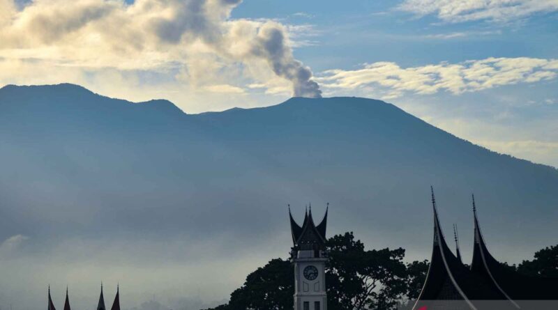 Intensitas letusan Gunung Marapi menurun