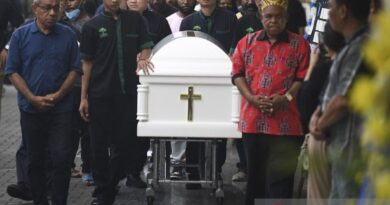Jenazah Lukas Enembe diterbangkan ke Papua pada Kamis dini hari