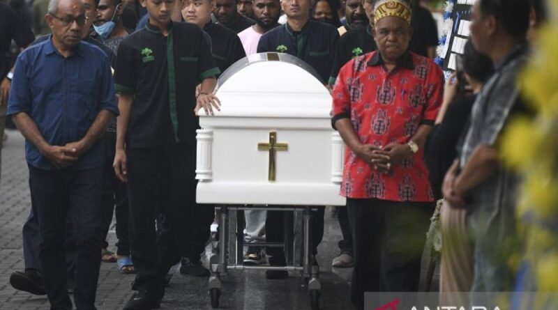 Jenazah Lukas Enembe diterbangkan ke Papua pada Kamis dini hari