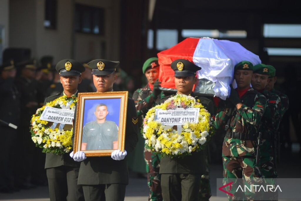 Jenazah prajurit TNI yang wafat diserang KKB di Maybrat tiba di Sumbar