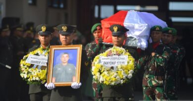 Jenazah prajurit TNI yang wafat diserang KKB di Maybrat tiba di Sumbar