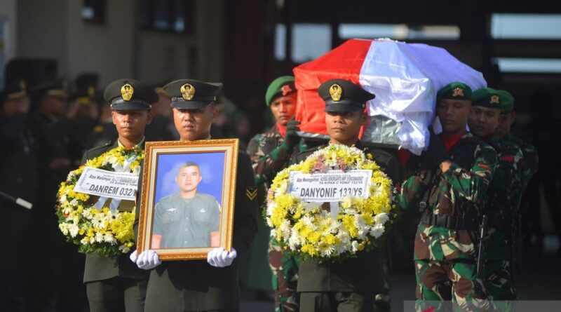 Jenazah prajurit TNI yang wafat diserang KKB di Maybrat tiba di Sumbar
