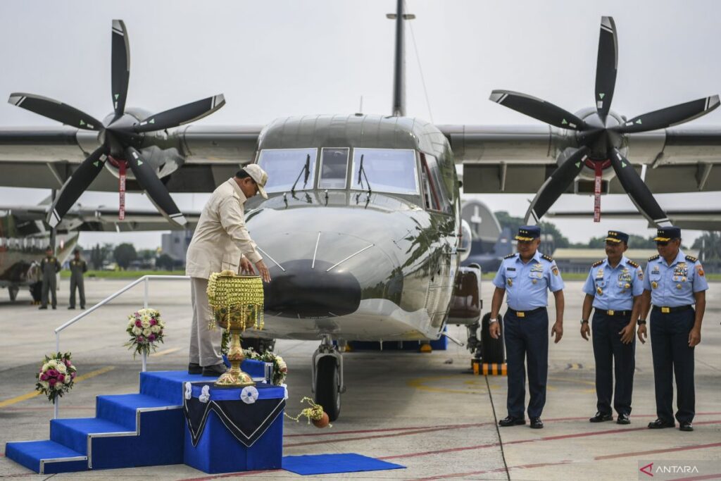 Menhan serahkan lima unit pesawat terbang NC-212i ke TNI AU