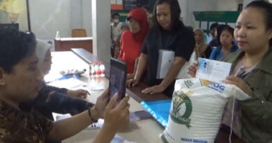 Penyaluran bantuan beras kepada warga Kota Malang menjelang akhir tahun
