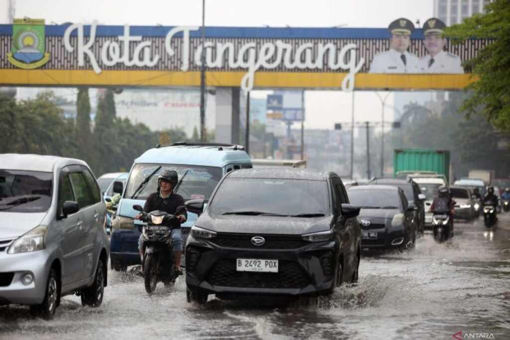 BMKG: Waspada hujan lebat disertai angin kencang di Banten hari ini