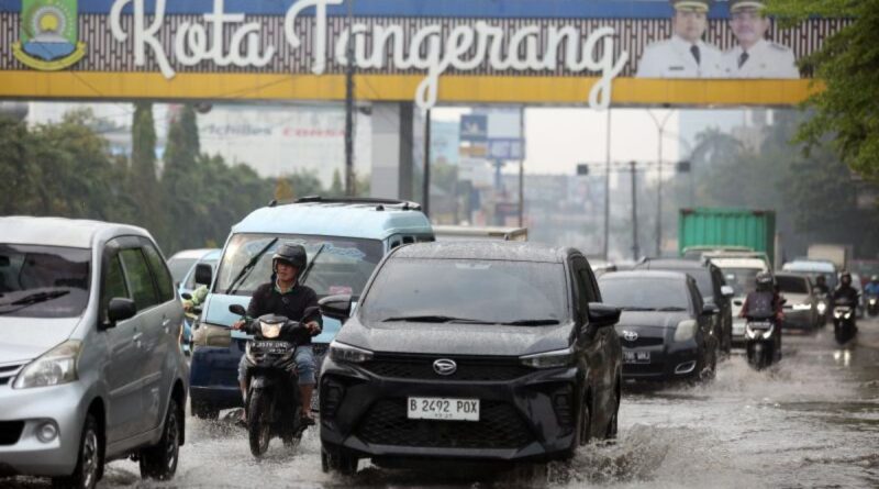 BMKG: Waspada hujan lebat disertai angin kencang di Banten hari ini