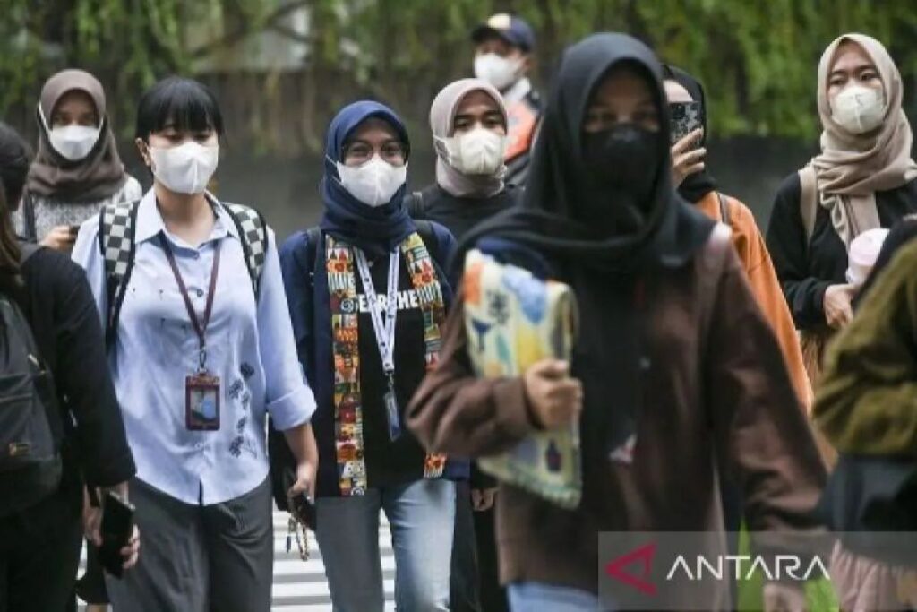 Cegah COVID-19, masyarakat diimbau pakai masker saat di kerumunan