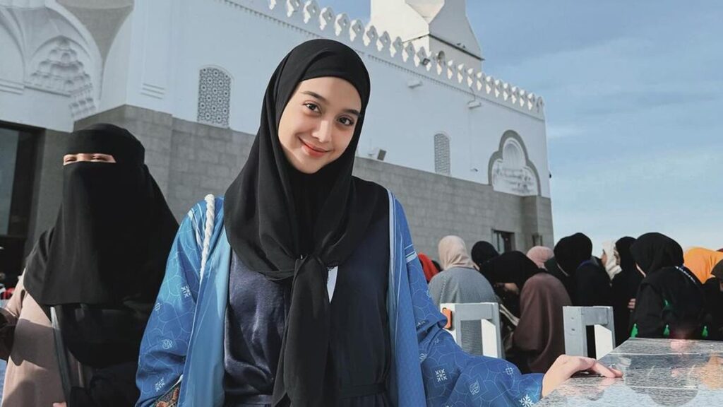 Momen Umrah Esta Pramanita, Tampil Memesona dengan Banjir Pujian Hijab