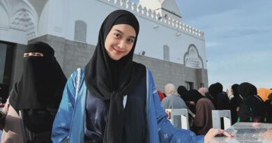 Momen Umrah Esta Pramanita, Tampil Memesona dengan Banjir Pujian Hijab