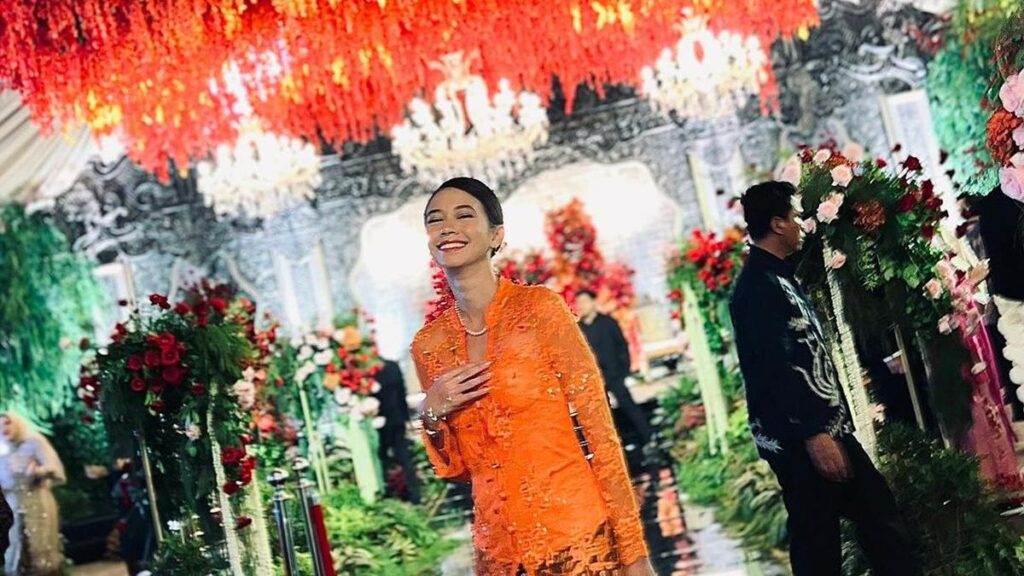 Gaya Yuki Kato dalam mengenakan kebaya ibunya terlihat menawan, dikira tunangannya