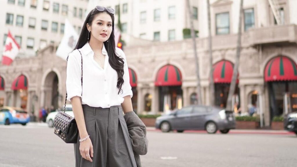 Gaya OOTD Sandra Dewi saat berlibur di Los Angeles tampil menawan