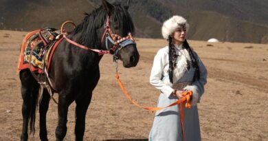 Potret Kirana Larasati mengenakan pakaian adat di Shangri-La, bak aktor drama China