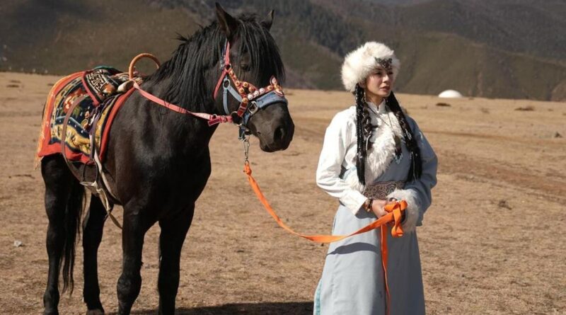 Potret Kirana Larasati mengenakan pakaian adat di Shangri-La, bak aktor drama China