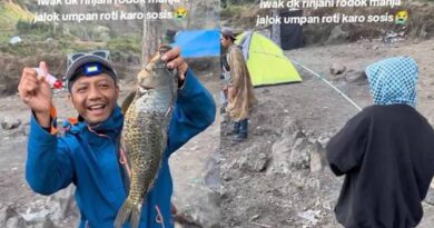 Viral Momen Pendaki Mancing di Gunung Rinjani, Menangkap Ikan Besar