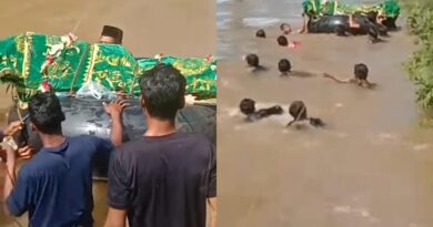 Viral Aksi Warga Berenang Gendong Jenazah Seberangi Sungai Jeram, Bikin Sedih