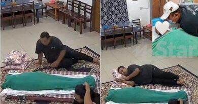 Momen seorang anak yang tidur di samping jenazah ayahnya sebelum dimakamkan ini membuatnya sedih