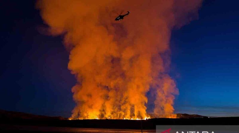 Lava gunung berapi di Islandia mengalir ke kota dan membakar rumah