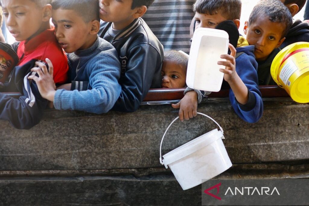 Anak-anak Palestina antre untuk mendapatkan makanan