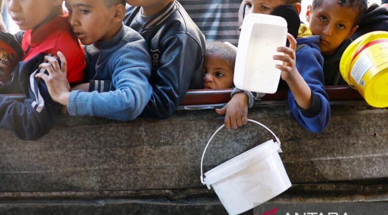 Anak-anak Palestina antre untuk mendapatkan makanan