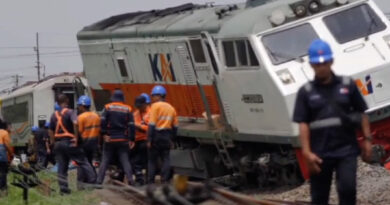 Evakuasi lokomotif KA Pandalungan, derek didatangkan dari Solo