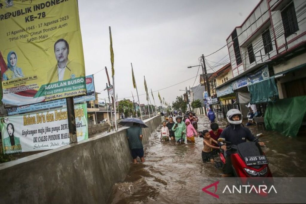 Curah hujan tinggi dan sistem drainase buruk penyebab banjir di Tangerang Selatan