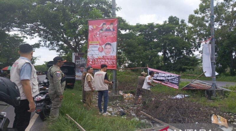 Bawaslu Bangkalan turunkan baliho provokatif di akses Suramadu