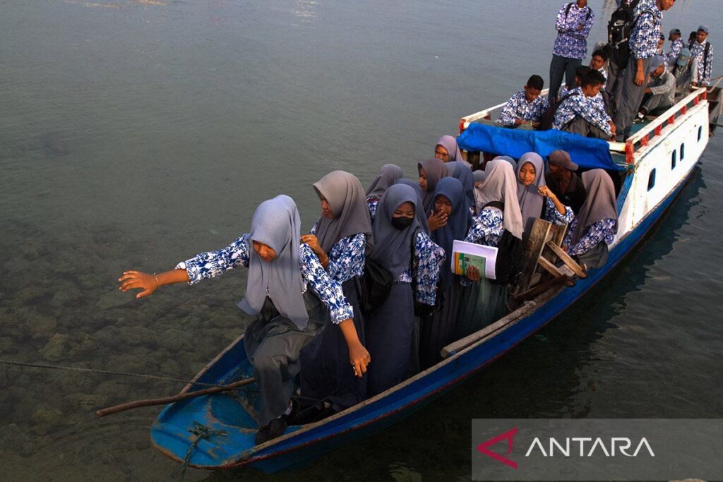 Penyeberangan perahu gratis bagi siswa sekolah antar pulau