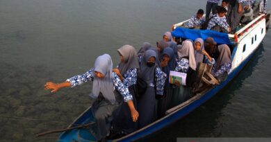 Penyeberangan perahu gratis bagi siswa sekolah antar pulau