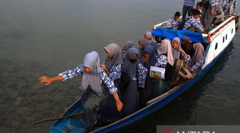 Penyeberangan perahu gratis bagi siswa sekolah antar pulau