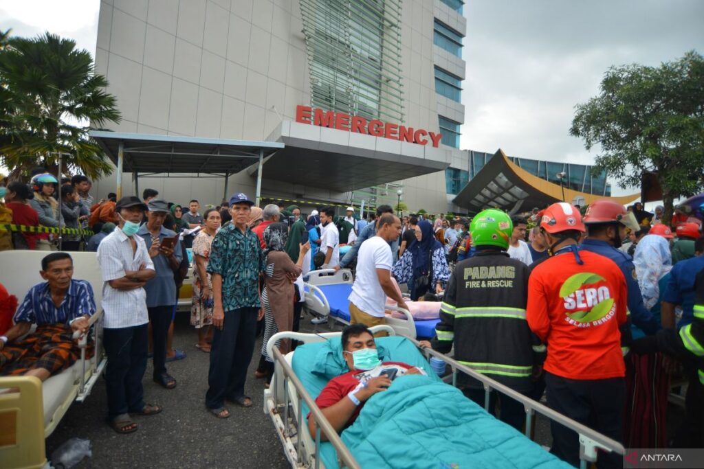 Evakuasi pasien pascaledakan di Semen Padang Hospital