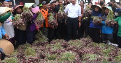 Ganjar Pranowo berdialog dengan petani bawang merah di Brebes