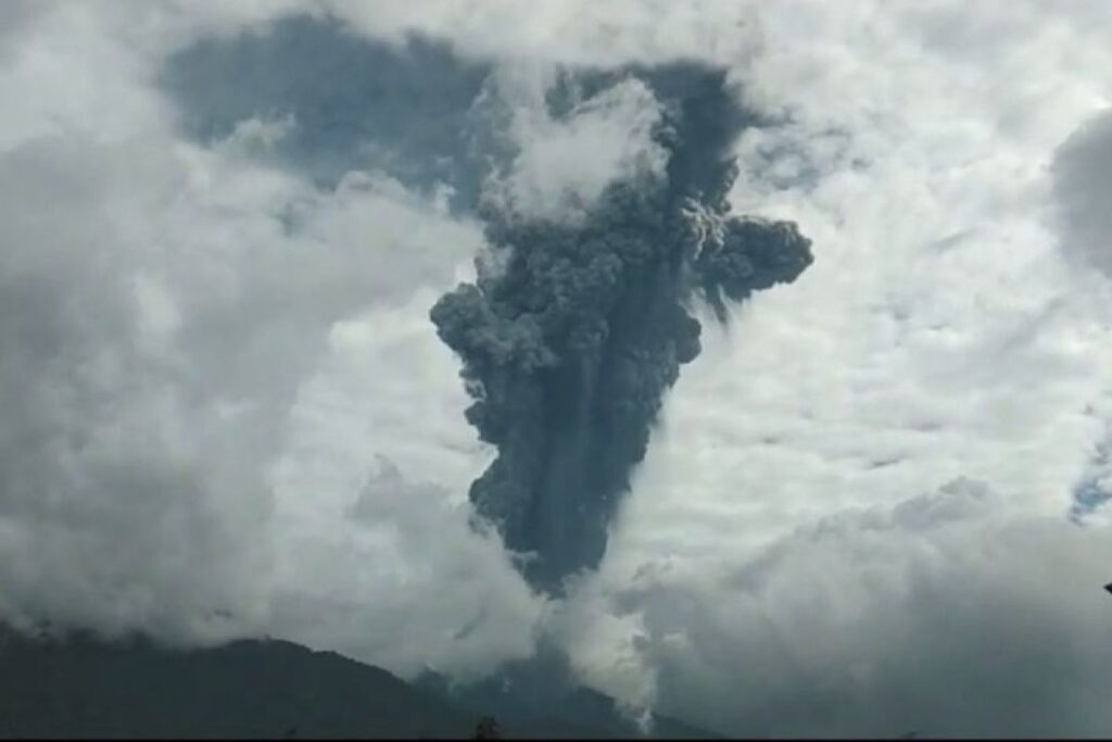 Gunung Marapi kembali erupsi lontarkan batu api