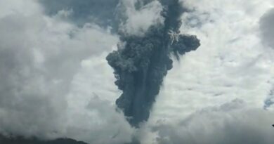 Gunung Marapi kembali erupsi lontarkan batu api