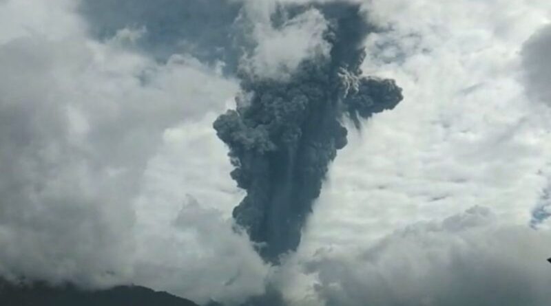 Gunung Marapi kembali erupsi lontarkan batu api