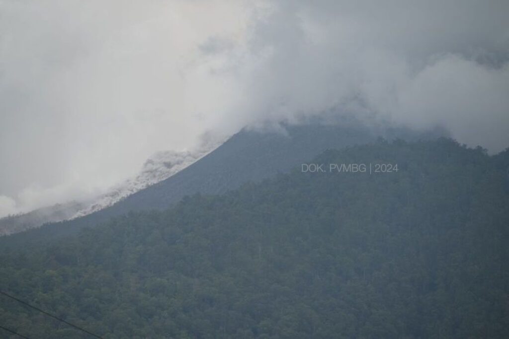 Gunung Lewotobi di NTT luncurkan awan panas sejauh 1.500 meter