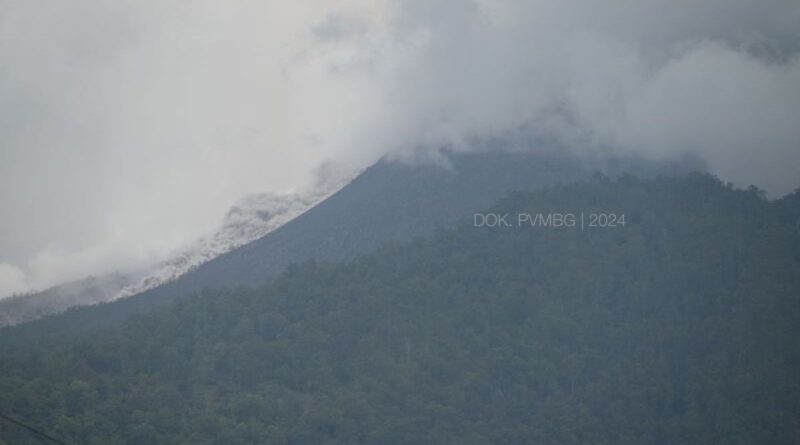 Gunung Lewotobi di NTT luncurkan awan panas sejauh 1.500 meter
