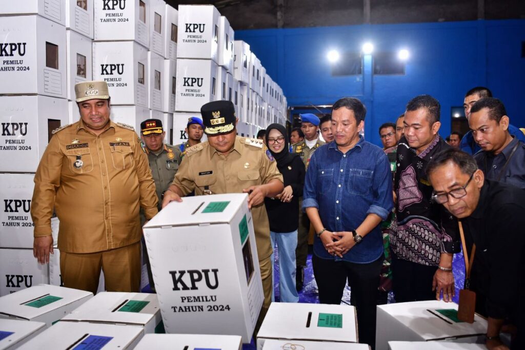 Pj Gubernur pantau kesiapan logistik pemilu di KPU Maros