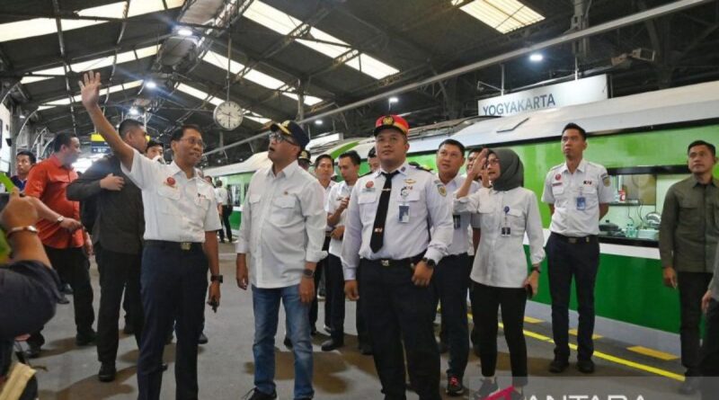 Menhub tinjau tiga stasiun di jalur selatan Jawa cek arus penumpang