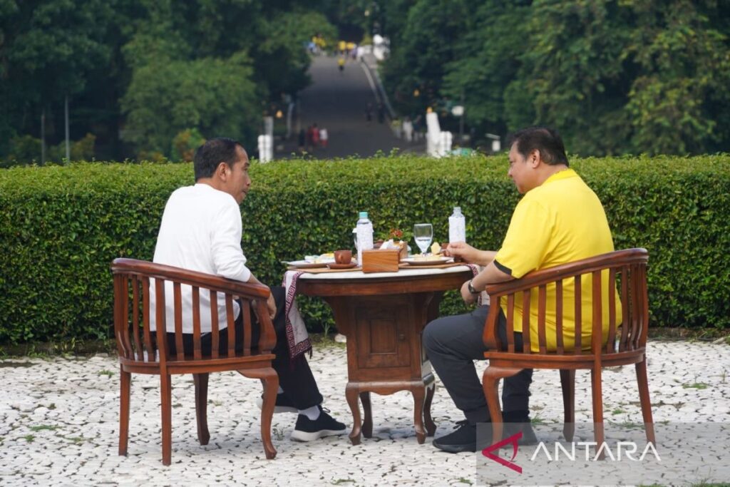 Presiden Joko Widodo olahraga dan sarapan dengan Airlangga Hartarto