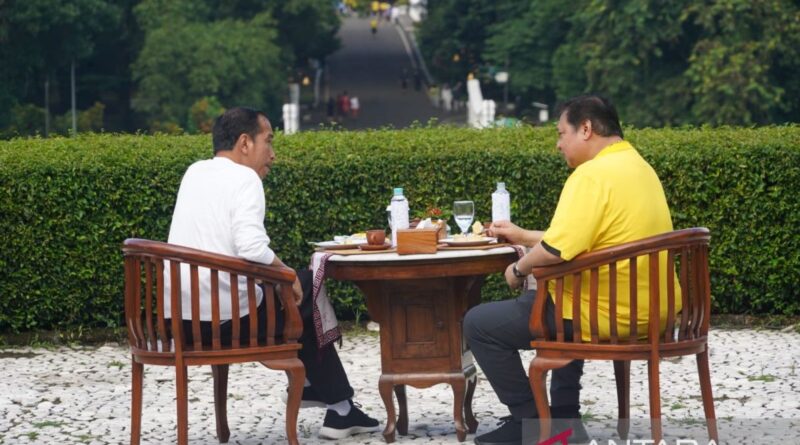 Presiden Joko Widodo olahraga dan sarapan dengan Airlangga Hartarto