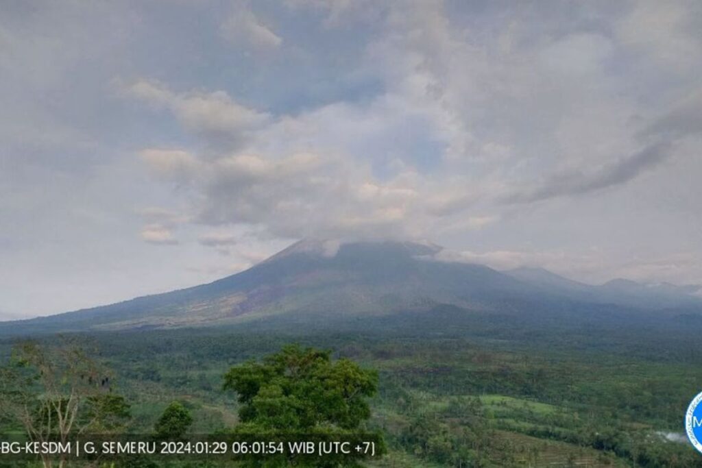 Gunung Semeru erupsi dan terekam getaran banjir lahar dingin