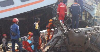 Basarnas evakuasi korban kecelakaan tabrakan dua kereta api di Bandung