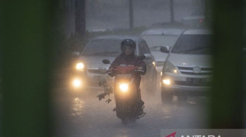 BMKG minta masyarakat waspadai potensi hujan badai