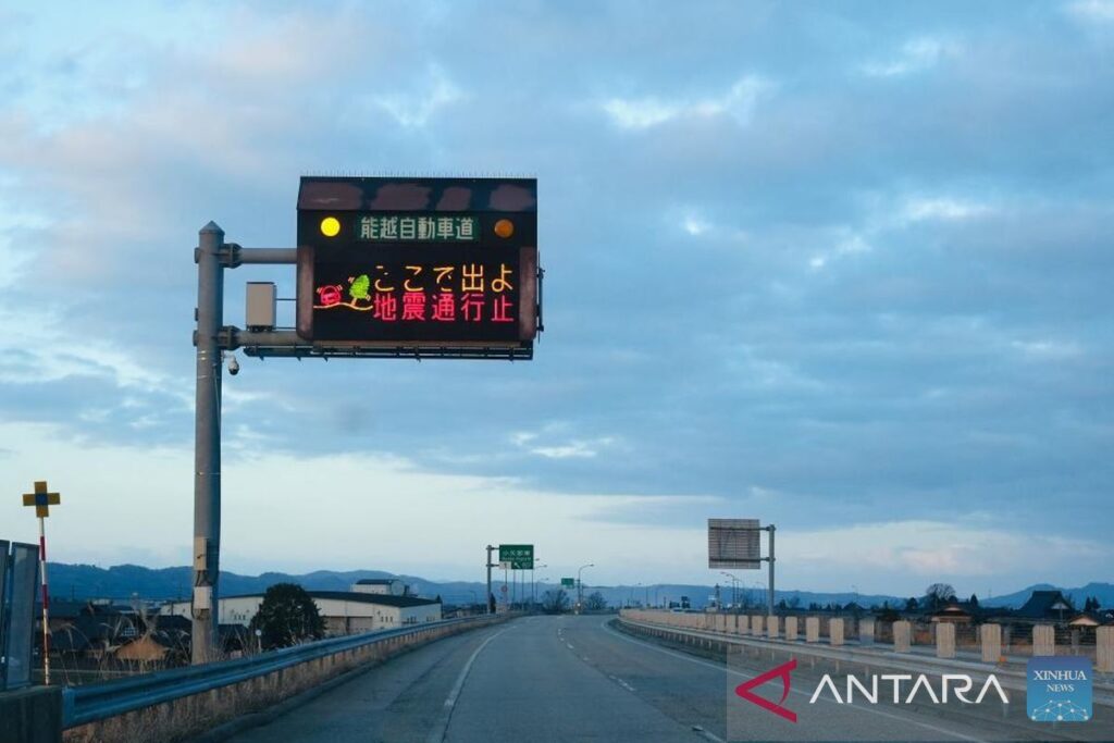 Gempa dahsyat di Jepang runtuhkan bangunan, layanan kereta terhenti