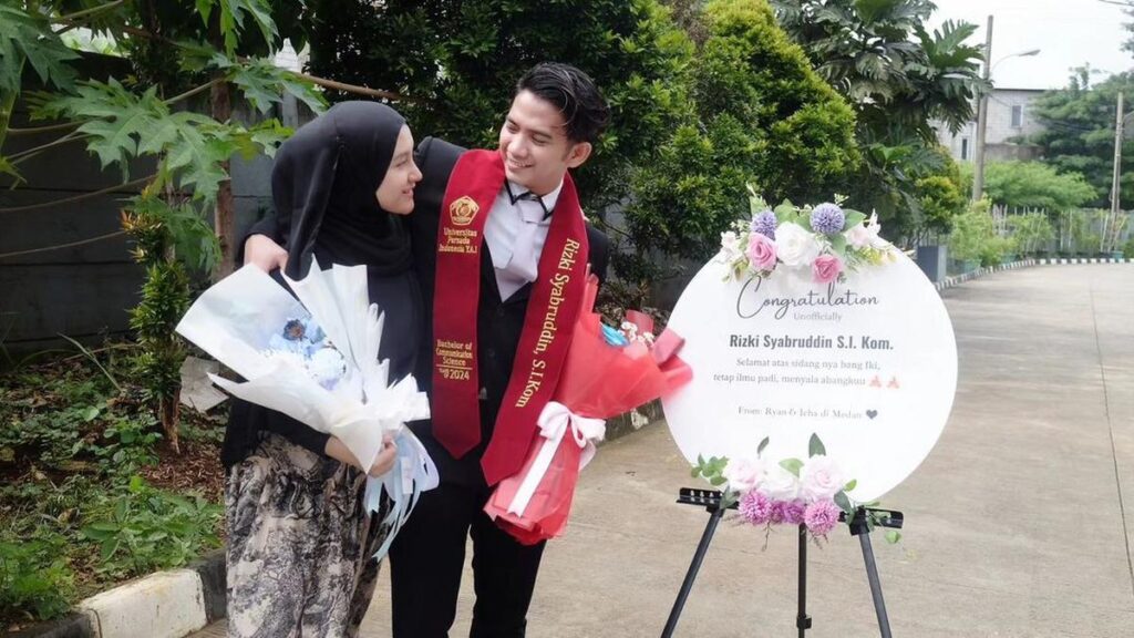 6 Potret Rizki DA Lolos Sidang Skripsi Ditemani Hersa Rahayu, Jadi Kado Ulang Tahun