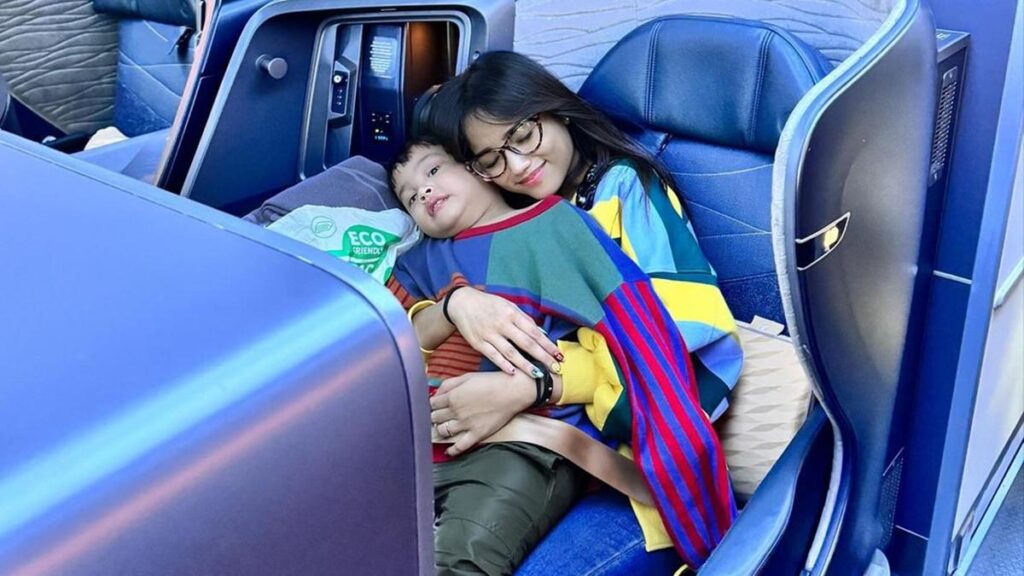 Potret Fuji Perdana Ajak Gala Liburan ke Luar Negeri, Tenang Selama Perjalanan