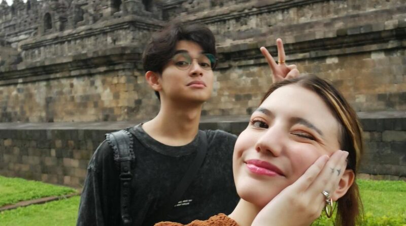 Liburan Bareng, Ini Potret Cassandra Lee dan Ryuken Lie Berjalan di Candi Borobudur