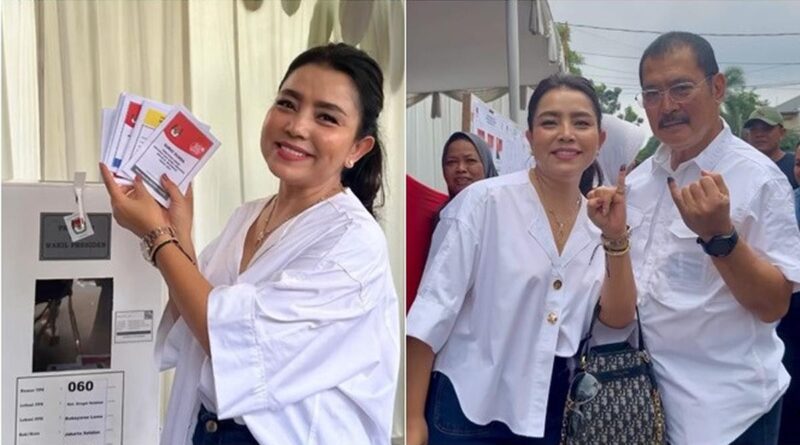 6 Momen Mayangsari ke TPS bersama Bambang Trihatmodjo sambil mengenakan kemeja putih bersama