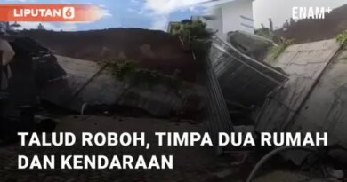 VIDEO: Talud Roboh, Dua Rumah dan Beberapa Kendaraan Tertimpa Tanah di Semarang