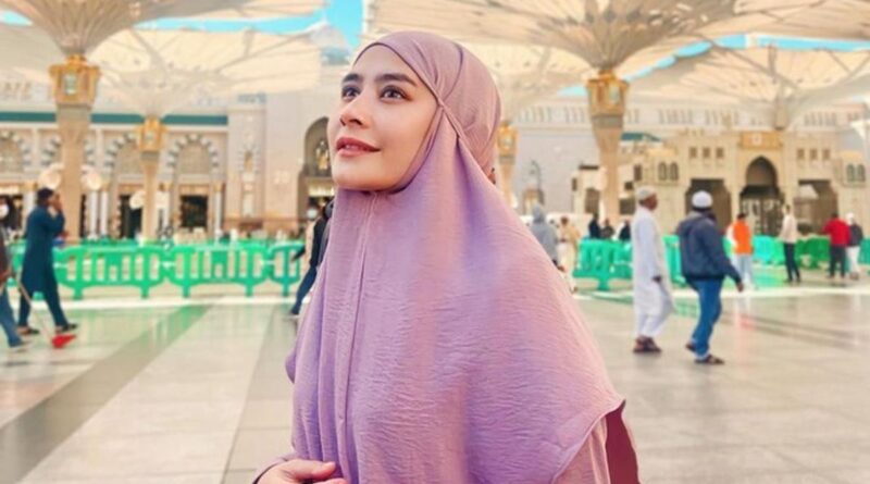 7 Potret Prilly Latuconsina Saat Ibadah Umrah, Penampilan Hijabnya Curi Perhatian